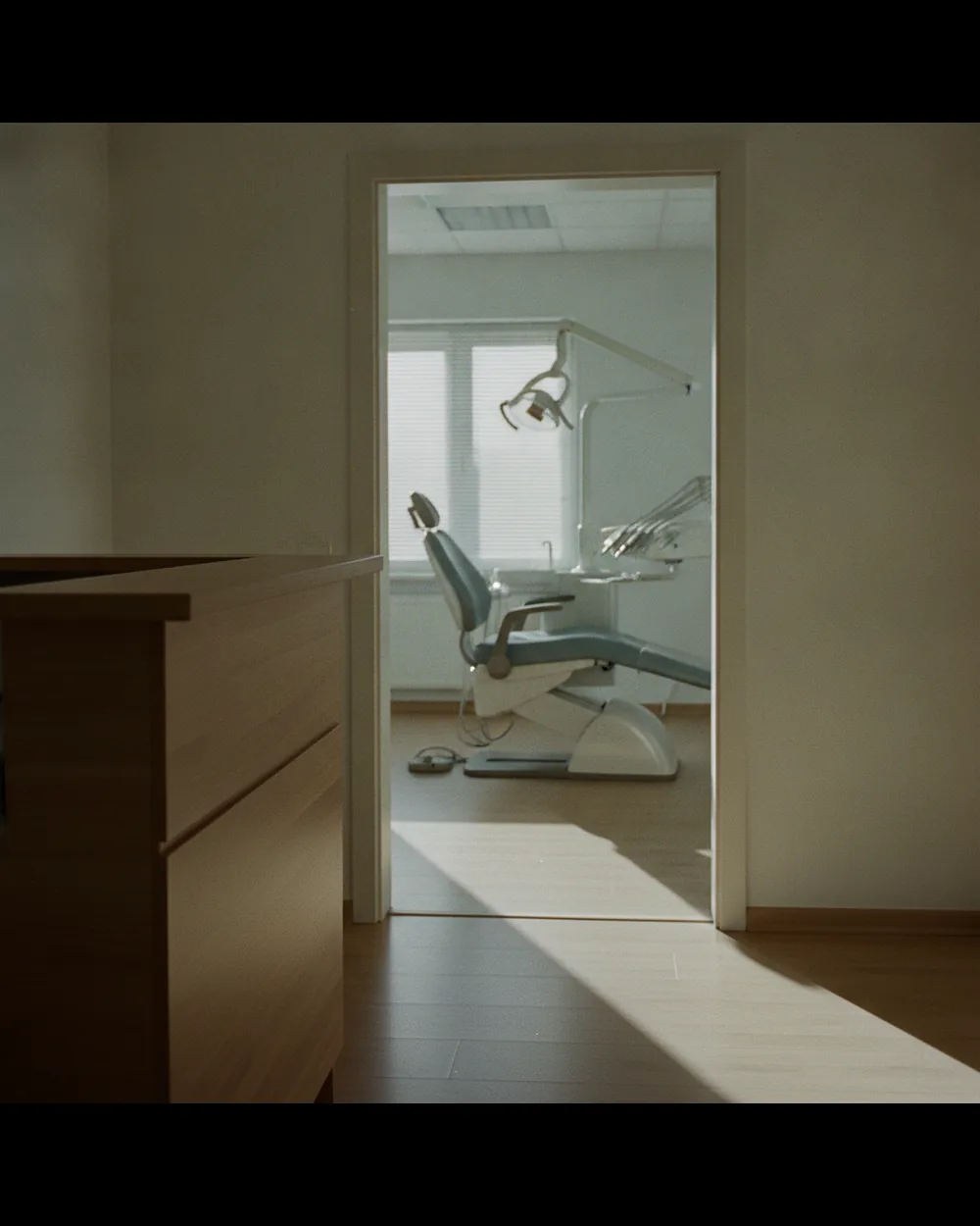 Cabinet dentaire au petit matin, salle de soins visible depuis l'accueil